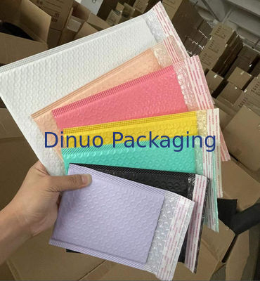 تصميم شعار مخصص أكياس البريد ذات الفقاعات الملونة الاختيار المثالي للشحن الآمن والأنيق