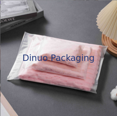 أكياس بسحاب CPE ذاتية الإغلاق مخصصة مع شعار مطبوع أكياس بسحاب بلاستيكية بلورية