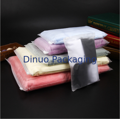 أكياس بسحاب CPE ذاتية الإغلاق مخصصة مع شعار مطبوع أكياس بسحاب بلاستيكية بلورية